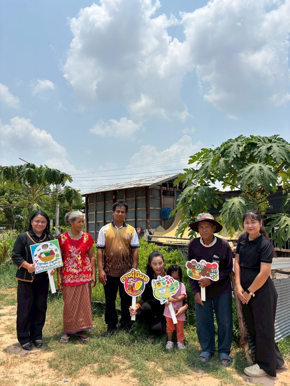 Kick off ปฏิบัติการ"Quick Win"90 วัน ปลูกผักสวนครัวเพื่อสร้างความมั่นคงทางอาหาร สู้ภัยวิกฤต ด้วยวิถีพอเพียง กิจกรรม"ครัวเรือนทำตาม" บ้านนา หมู่ที่ 3 ตำบลโนนสูง อำเภอขุนหาญ จังหวัดศรีสะเกษ