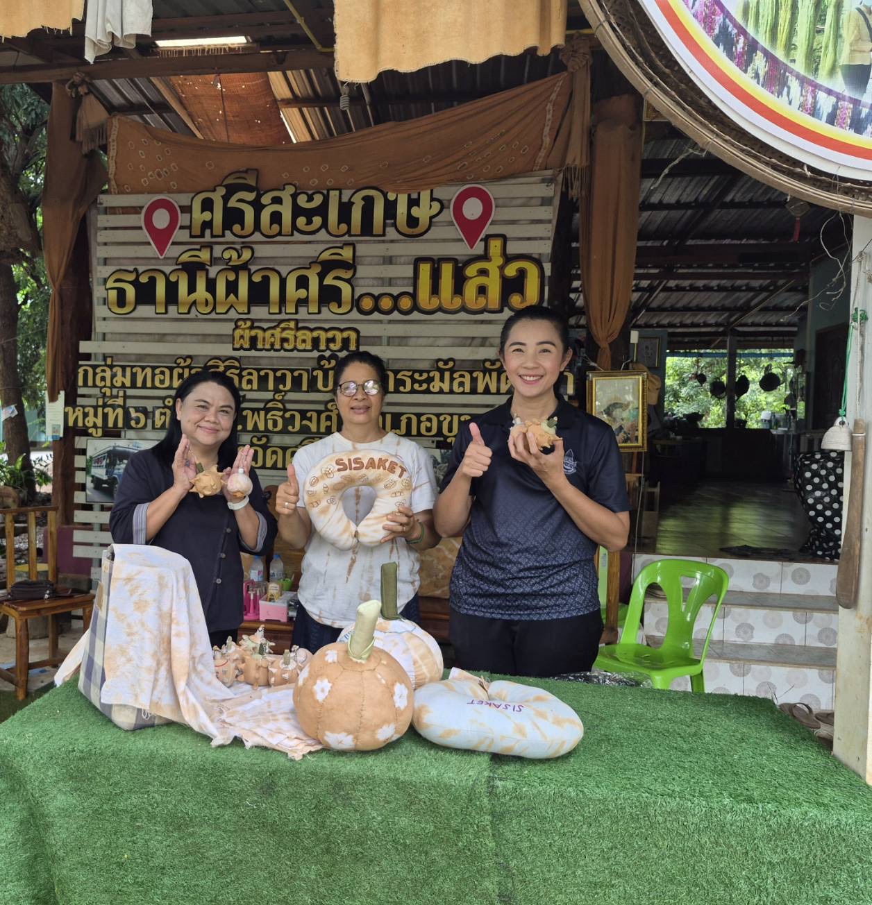  ***พช.ขุนหาญ*** ลงพื้นที่ติดตามกลุ่มผู้ประกอบการ OTOP พัฒนาเศรษฐกิจฐานรากให้เติบโตอย่างมั่นคงและยั่งยืน