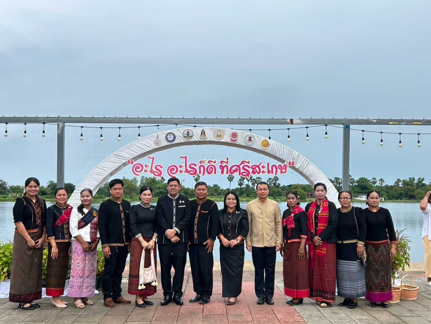  ***พช.ขุนหาญ*** พร้อมใจ นุ่งผ้าไทยใส่บาตร ทำความดี วิถีพอเพียง จังหวัดศรีสะเกษ