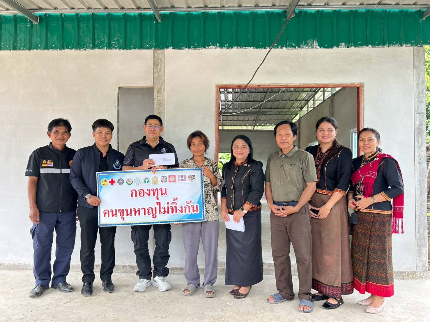 ***พช.ขุนหาญ*** ร่วมมอบเงินสมทบการสร้างบ้าน จาก"กองทุนคนขุนหาญไม่ทิ้งกัน